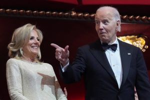 Bidenai pranešė netrukus tapsiantys proseneliais