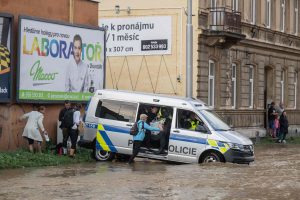 Siaubinga audra Čekijoje nusinešė vieną gyvybę, septyni žmonės dingo