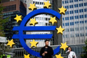 ECB mažins bazines palūkanas 0,25 proc. per kiekviena iš kitų 5 posėdžių