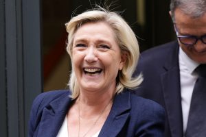 Prancūzijos dešinieji tvirtina vis dar galintys užsitikrinti absoliučią daugumą