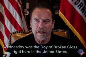 A. Schwarzeneggeris prilygino Kapitolijaus šturmą nacių pogromams