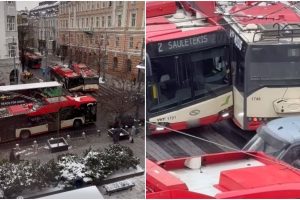 Vilniaus centre susidūrė du troleibusai: vairuotojai nesutarė dėl kaltės