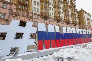 Prie JAV ambasados Maskvoje pastatyti Rusijos kariuomenę remiantys simboliai
