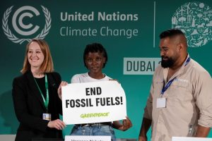COP28 mūšis dėl iškastinio kuro sunkėja nepaisant naujo įspėjimo dėl klimato kaitos