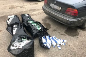 Supaprastinto tranzito dokumentus turinčio ruso automobilyje – 12 tūkst. vertės rūkalų kontrabanda