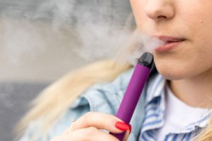 Australija uždraus vienkartinių elektroninių cigarečių importą: vaikai nuo jų tampa priklausomi