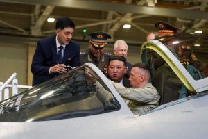 Kim Jong Unas apsilankė karinės aviacijos gamykloje Rusijos Tolimuosiuose Rytuose