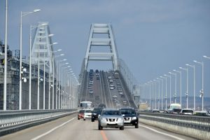 Kerčėje po pranešimų apie sprogimus uždarytas Krymo tiltas