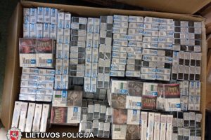 Kontrabandinių cigarečių pardavimo „taškas“ turgavietėje: tarp medaus prekeivis slėpė rūkalus