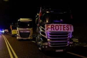 Lenkijos sunkvežimių vairuotojai plečia Ukrainos sienos blokadą: prisijungė ir ūkininkai