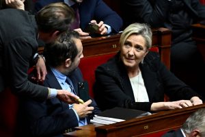 Prancūzijos kraštutinių dešiniųjų partija parems vyriausybės imigracijos įstatymo projektą