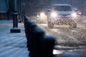 Kelininkai įspėja: naktį eismo sąlygas sunkins plikledis