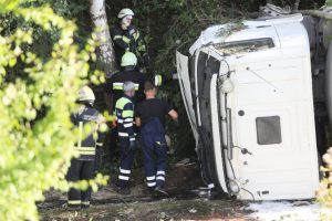 Utenoje per lenkų vilkiko avariją į aplinką bėgo dyzelinis kuras