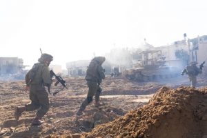 JT pareigūnas: Gazos Ruožo pietuose tankams apšaudžius JT prieglaudą, žuvo devyni žmonės