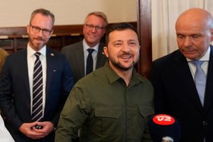 V. Zelenskis kreipėsi į Danijos parlamentą: padėkojo už pažadą atsiųsti naikintuvų F-16