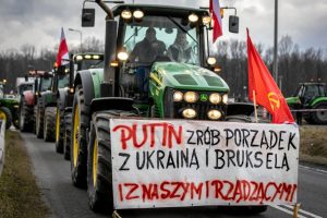 Lenkijos ūkininkų protestuose – kreipimasis į V. Putiną ir SSRS vėliava