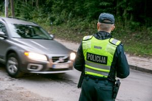Vilniuje neblaivus 17-metis vairavo motorolerį