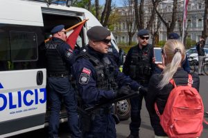 Latvijos policija stebės Rusijos ambasadoje balsuosiančius rusus: prireikus jie bus deportuojami