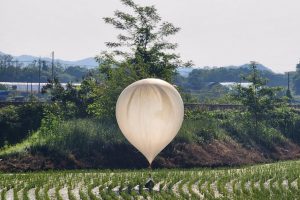 Šiaurės Korėja į Pietus pasiuntė balionus su „šiukšlėmis, išmatomis“