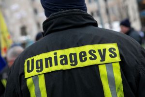 Ugniagesiai išgelbėjo į rūsį įkritusią senolę