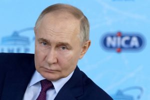 V. Putinas atleido keletą gynybos ministro pavaduotojų: vietoje vieno iš jų paskyrė savo giminaitę