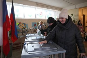 Rusijos VRM iškėlė 33 baudžiamąsias bylas dėl dažų įnešimo į rinkimų apylinkes