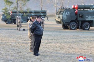 Kim Jong Unas prižiūrėjo reaktyvinės artilerijos pratybas