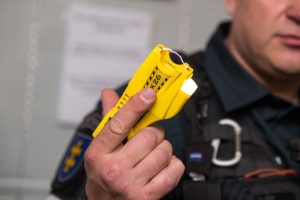 Varėnoje neblaivus vyras grasino pareigūnui peiliu: teko panaudoti „Taser“ ir ašarines dujas