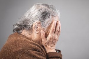 Stipriai įkaušęs klaipėdietis naktį užpuolė pensininkę: plėšiką sulaikė pro šalį važiavęs žmogus