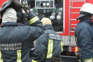 Ugniagesiai skubėjo į Vilkaviškį: pavyko išgelbėti per gaisrą smalkėmis apsinuodijusį vyrą