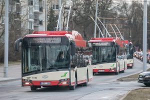 Ieškomi incidento, kai sostinės troleibuse nukrito ir susižalojo keleivė, liudininkai