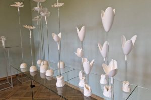 Paroda „Baltoj tėkmėj“: stebuklingas porceliano paprastumas