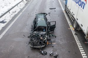 Dėl slidžios kelio dangos – didžiulė avarija kelyje A2: eismas atnaujintas