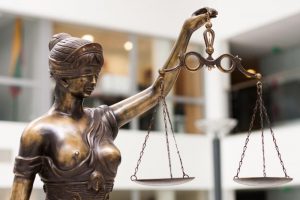 Šiaulių teismas dėl prekybos žmonėmis vyrus išteisino, skyrė baudas už kitus nusikaltimus