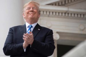 D. Trumpas spaudžia „Facebook“ atkurti jo paskyrą