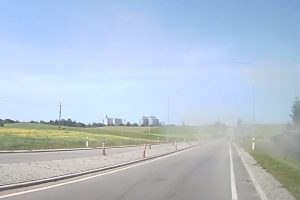 Nuo pareigūnų sprukęs neblaivus baltarusis vilkiko vairuotojas atsidūrė griovy – gabeno alkoholį