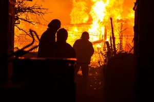 Kupiškyje užsiliepsnojo dviejų aukštų namas