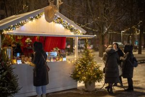 Vilnius ruošiasi daug brangesnei Kalėdų eglei: ar verta puošti miestą, kai tokios elektros kainos?