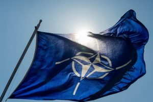 Minint pirmąsias Rusijos invazijos metines, NATO reiškia paramą Ukrainai