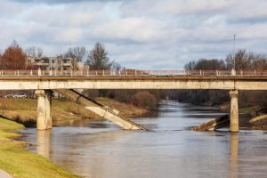 Laikinas tiltas šalia nugriuvusios sijos Kėdainiuose – po pustrečio mėnesio