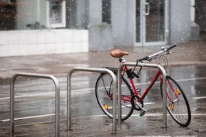 Raseinių rajone automobilis partrenkė dviratininką