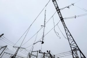 Ukraina po Rusijos smūgių skuba atkurti elektros tiekimą