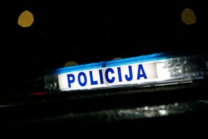 It veiksmo filme: tryse sumušė vyrą, iššovė iš pneumatinio pistoleto ir užrakino automobilyje