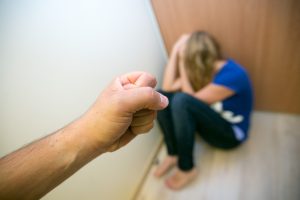 Švenčionių rajone vyras smurtavo prieš nepilnametę ir merginą