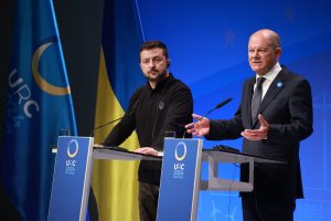 O. Scholzas: Vokietija perduos Ukrainai trečiąją sistemą „Patriot“ ir sistemas IRIS-T bei „Gepard“