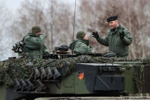 Lenkijoje ukrainiečių kariai apmokomi naudotis naujais tankais