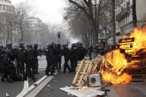 Dėl E. Macrono pensijų reformos Prancūzijoje įsiplieskė nauji smurtiniai protestai
