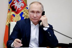Baltieji rūmai: prieš pat J. Bideno vizitą į Ukrainą vyko „bazinė komunikacija su rusais“