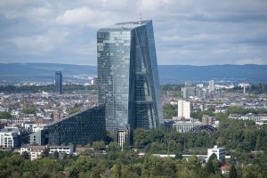 ECB turėtų priimti sprendimą dėl palūkanų