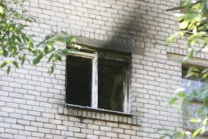 Sekmadienio naktį kilo gaisras Šilalės rajone – iš daugiabučio evakuoti gyventojai